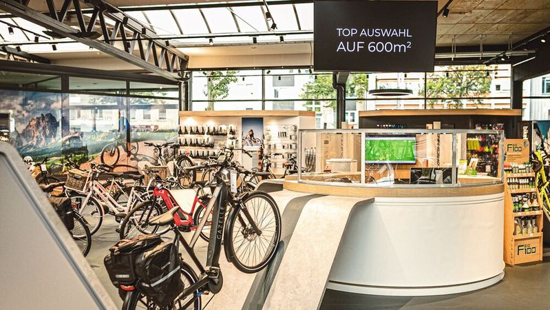 In Kassel am Königstor hatte die Glinicke-Gruppe offensiv auf den E-Bike-Verkauf gesetzt. Jetzt wird der Platz für einen Cupra-Showroom benötigt.(Bild:  Glinicke Holding)