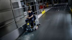 Auch bei längeren Einsätzen ist die neue Aufsitz-Scheuersaugmaschine B 85 R Classic dank des bequemen Sitzes eine große Arbeitserleichterung. (Bild: Kärcher)