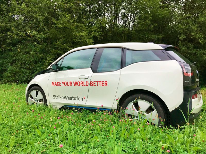 Überzeugt von grüner Technologie: Am Gummersbacher Sitz von Anlagenhersteller StrikoWestofen steht den Mitarbeitern ein elektrisch betriebener Firmenwagen zur Verfügung.         (Striko Westofen)