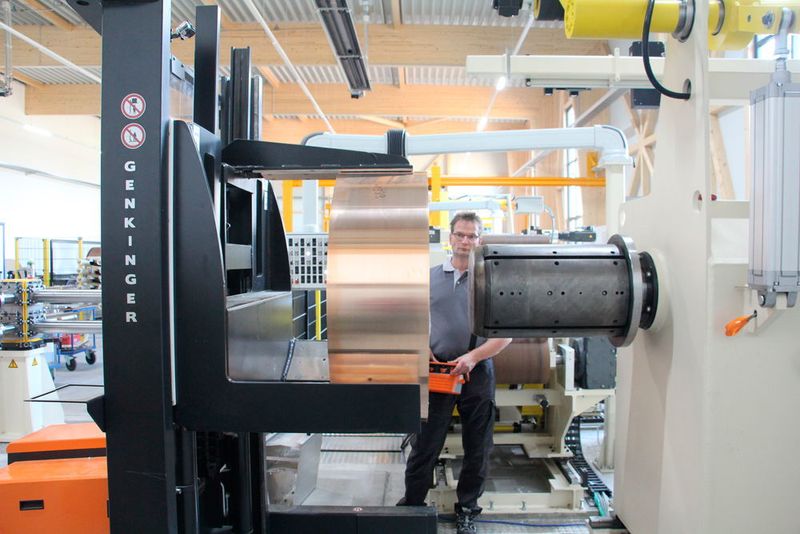 Präzise werden die Coils auf die Haspeln gesteuert. (Genkinger)
