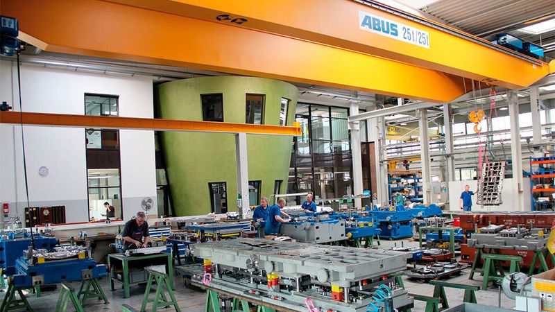 Interner Dienstleister: Der Craemer Werkzeugbau bildet seit vielen Jahrzehnten die Schnittstelle zwischen Produktentwicklung und Produktion – sowohl für die Metallumformung als auch für die Kunststoffverarbeitung. (Bild: Craemer Gruppe)