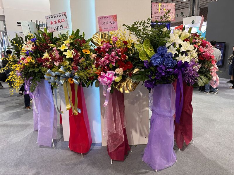 Umso mehr Blumensträuße ein Stand von seinen Partnern, Kunden, Lieferanten bekommt, umso beliebter ist die Firma. (Bild: Vogel IT-Medien)