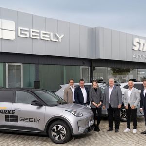  (v.li.): Ingo Bronner, Tim Vogel, Ann-Cathrin Starke, Michael Starke und Marius Escher von der Starke-Autohausgruppe mit Geely-Deutschlandchef Philipp Hempel.  (Bild: www.weigl.biz)