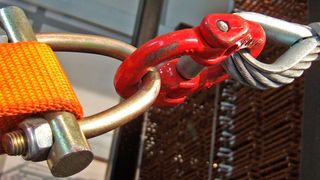 Zurrgurte, Ketten, Schlaufen und Ösen zählen zu den wichtigsten Ladeshilfs- und Anschlagmitteln bei der Herstellung einer richtigen Ladungssicherung. (Pixelio/Rainer Sturm)