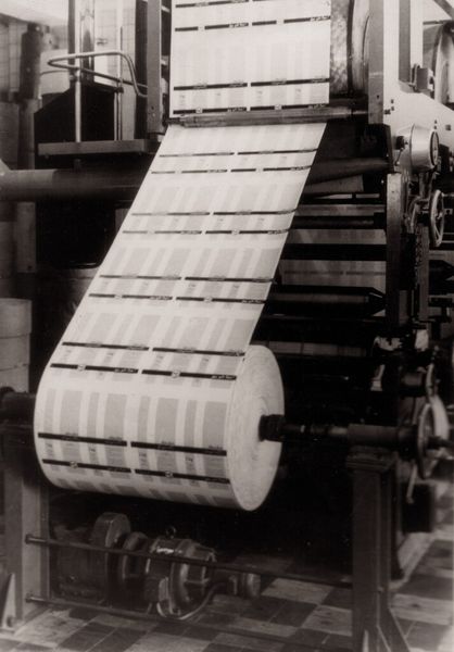Lenzes Alquist-Wickler machte es ab 1949 erstmals möglich, Textil- oder Papierbahnen sowie Drähte und Folien prozesssicher auf- und abzuwickeln. (Bild: Lenze)