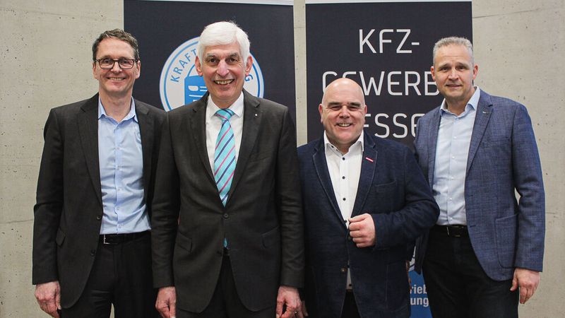 Stellten gemeinsam die Jahresbilanz für das Kfz-Gewerbe Hessen vor: Geschäftsführer Joachim Kuhn (v.l.), Präsident Michael Kraft, Vizepräsident Thorsten Krämer und Pressesprecher Roger Seidl. (Bild:  Kfz-Gewerbe Hessen)