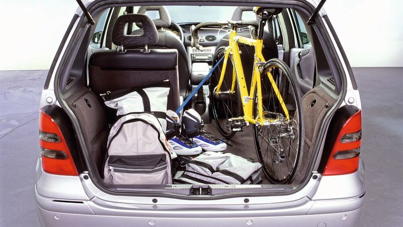 Das Fahrwerk der A-Klasse war eine Neuentwicklung. So waren die Hinterräder einzeln an Schwingen (Längslenkerachse) mit Schraubenfedern, Einrohr-Gasdruckstoßdämpfern und Drehstab-Stabilisator derart unterhalb des Ladebodens angeordnet, dass sie das Platzangebot im Innenraum nicht beeinträchtigten.  (gemeinfrei)