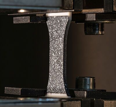 Zugprüfung an Materialproben – die experimentelle, mechanische Charakterisierung liefert wichtige Daten für die Modellbildung für die Bauteilsimulation. (Bild: Fraunhofer LBF)