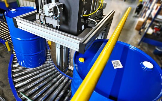 Lokalisierbare Chemiefässer nach VPA 9 kann Duttenhöfer jetzt anbieten, weil es zu den ersten Unternehmen gehört, die die Rückverfolgbarkeit so sicherstellen können. Die Basis dafür bildet ein darauf abgestimmtes Etikettiersystem von Herma. Lokalisierbare Chemiefässer nach VPA 9 kann Duttenhöfer jetzt anbieten, weil es zu den ersten Unternehmen gehört, die die Rückverfolgbarkeit so sicherstellen können. Die Basis dafür bildet ein darauf abgestimmtes Etikettiersystem von Herma.
