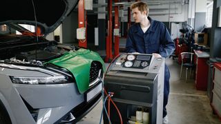 R1234yf in ein R134a-Auto einfüllen? Das könnte bald Realität für Werkstätten werden, geht es nach dem Willen von Honeywell. (Bild: ©Nomad_Soul - stock.adobe.com)