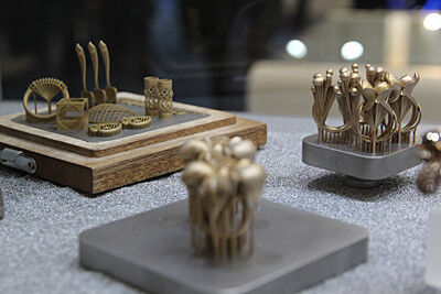 ... wie diese Beispiele eines Ausstellers beweisen, denn was mit Stahl und Aluminium klappt, geht auch mit Gold und Silber. (Bild: Königsreuther)