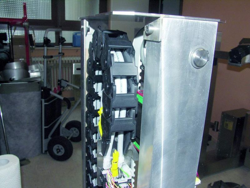 Konfektionierte „EasyChain“ von igus:  Die wirtschaftliche Energiekette ist in der Y-Achse verbaut. Durch das Druckknopfprinzip werden die einzelnen Kettenglieder sicher zusammen gehalten. (Archiv: Vogel Business Media)