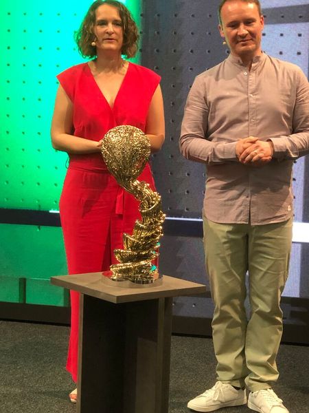 Die Gründer der 3D-Pioneers Challenge Simone und Christoph Völcker vor der additiv gefertigten Trophy für den Hauptgewinner. Im Jahr 2020 entwarfen Ross Lovegrove (3DPC-Jurymitglied) und Hyperganic (3DPC-Gewinner Digital 2019) gemeinsam die Trophy. (Bild: VCG/Juliana Pfeiffer)