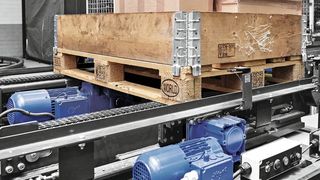 Paletten- und Behälterförderer werden von den Logidrive-Antriebssystemen im Bereich Warehouse effektiv angetrieben, sagt Nord Drivesystems. Damit das noch gezielter klappt, gibt es jetzt die neuen Antriebe Logdrive Advaced und Logdrive Basic.  (Bild: Nord Drivesystems / E. Krüger)