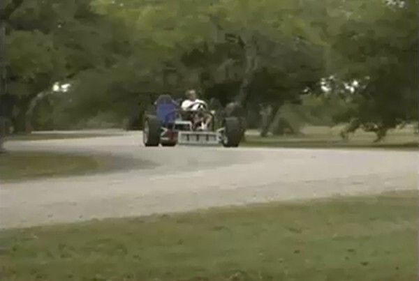 Probefahrt: Gerd Krysztopik mit seinem EZ-EV auf der Straße (Bild: ZWheelz)