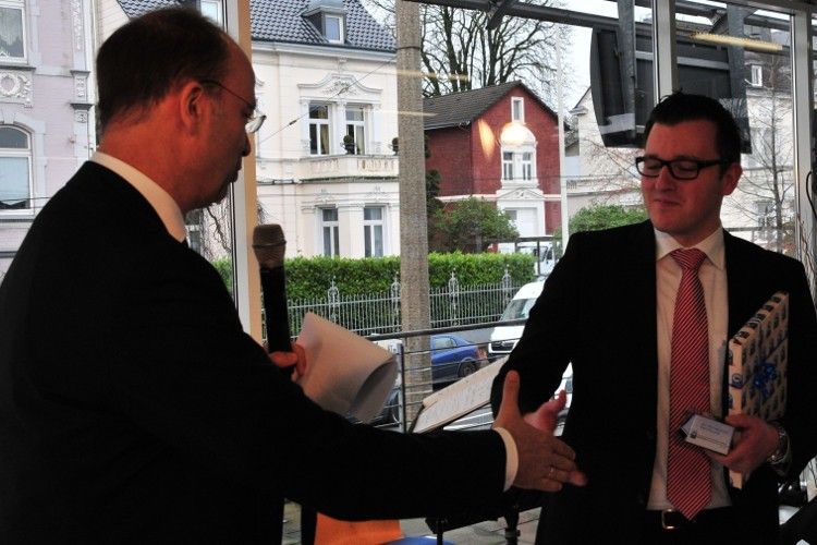 Koblitz hatte auch ein Präsent für Marius Klänhardt im Gepäck. (Foto: Büttner)