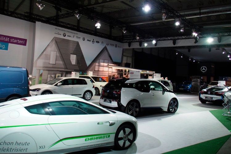 Das Energieunternehmen Teag präsentierte auf einer eigenen Ausstellungsfläche ein großes Bündel an Elektroautos. (Stephan Richter)