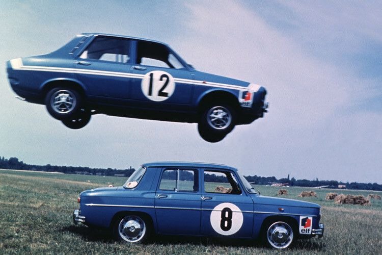Renault 8 Gordini mit Heckmotor und Renault 12 mit Frontmotor (Foto: Hersteller)
