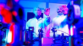 Dr. Maxim Darvin und Felix Bennewitz erforschen am Fraunhofer IPMS in Cottbus neuartige Mikrospiegel für eine schärfere Auflösung von Mikroskopen. (Bild: Sascha Thor,BTU)