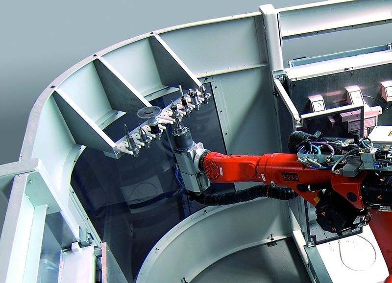 Bild 2: Der Roboter übernimmt selbst die Werkzeugeinwechslung aus dem Magazin. (Archiv: Vogel Business Media)
