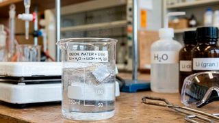 In Sachen Lithium-Versorgung ist Europa massiv von Asien abhängig. Wer es nicht weiß: In Deutschland schlummern diverse Lithium-Vorkommen, die durchaus beachtlich sind. In der Altmark etwa läuft ein Thermalwasser-Projekt, dass nun aus den Kinderschuhen heraus ist ... (Bild: KI-generiert)