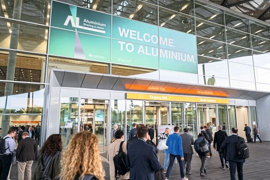 Die Aluminium 2026 heißt vom 6. bis 8. Oktober wieder Messebesucher aus der ganzen Welt willkommen. (Bild:  RX Global/Oliver Wachenfeld)
