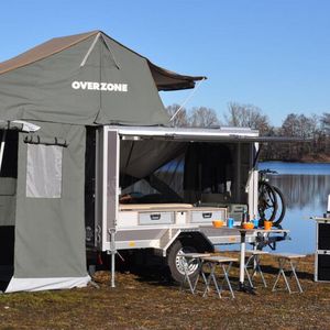 Farfalla zeigt mit dem Camper Beach Chair die neueste Variante seines „Campingbusses zum Anhängen“ auf Basis eines Kofferanhängers, bei dem die komplette rechte Seite sich wie eine Panoramaklappe öffnen lässt,(Bild:  Farfalla)