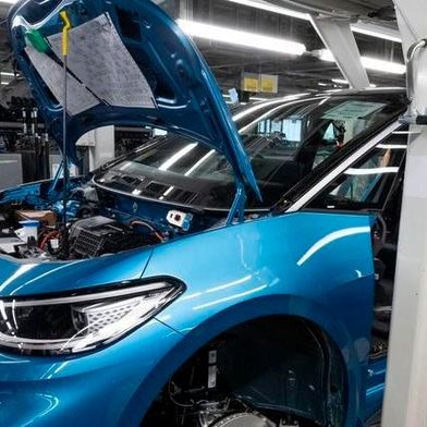 Länger ohne Mehr! Der Autobranchenexperte Ferdinand Dudenhöffer ist angesichts der Lage bei Volkswagen dafür, dass für einige Jahre die 35-Stunden-Woche ad acta gelegt werden sollte, damit Erholung kommen kann ... (Bild: Volkswagen)