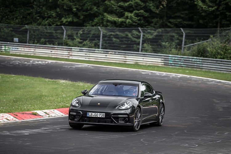 Noch bei über 300 km/h liegt die Turbo-Variante wie ein Brett auf der Straße. Und der Spurt von 0 auf 100 km/h dauert ganze 3,6 Sekunden. (Porsche)