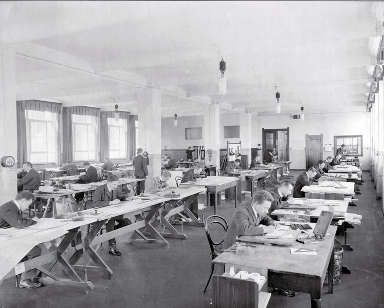 Konstruktionsbüro bei Siemens um 1910 – die Konstrukteure arbeiten noch an Zeichentischen mit Einzelwerkzeugen: mit Lineal, Winkel, Reißzeug. (Bild: Siemens Corporate Archives)