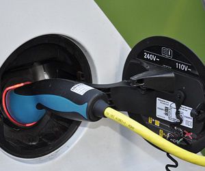 Ein E-Auto ist ein System mit erheblichen elektrischen Gefahrenpotenzial. Das stellt die BetriebsSicherheit vor große und neue Herausforderungen - insbesondere in Bezug auf die Software der Steuergeräte im Fahrzeug Ein E-Auto ist ein System mit erheblichen elektrischen Gefahrenpotenzial. Das stellt die BetriebsSicherheit vor große und neue Herausforderungen - insbesondere in Bezug auf die Software der Steuergeräte im Fahrzeug
