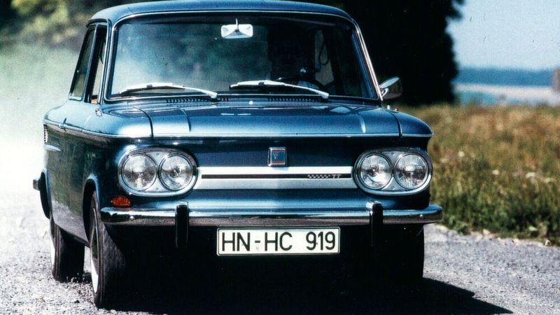 Der NSU Prinz 1000 TT, der NSU TT und der NSU TTS wurden von 1965 bis 1972 in verschiedenen Varianten gebaut. Sie basieren auf dem Massenmodell NSU Prinz 1000. Von ersterem enstanden in zwei Jahren 14.292 Stück mit einem 1,1-Liter-Motor und 55 PS Leistung. Vom TT mit 1,2-Liter-Motor (70 PS) wurden bis zur Produktionseinstellung im Juli 1972 49.327 Einheiten gebaut. Vom schärfsten der kleinen Fliter, vom TTS, stellte NSU lediglich 2.402 Wagen her. Viele davon wurden im Rennsport benutzt und verbaucht. (Bild: Audi)