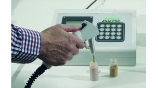 Mit der DryPette Varix Pipette lassen sich selbst schwierige Pulver präzise und reproduzierbar dosieren.  (Bild: Zinsser Analytic)