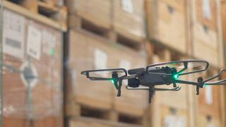 Nächstes technisches Level erreicht! Warum viele Mitarbeiter für eine Inventur blockieren, wenn das jetzt auch per autonomen Drohnen geht, die Lagerbestände bequem scannen können? Anyline hat so etwas zum Beispiel bei Mondi ermöglicht. (Bild: Anyline)