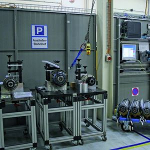 Bild 1: Letzter Check für die verschiedenen Hauptspindeln am Auslieferprüfplatz. Verantwortlich für die Qualitätskontrolle ist eine neutrale Person.