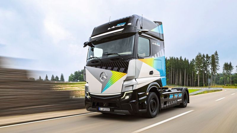 Die höheren Anschaffungskosten sollen sich durch geringere Betriebskosten amortisieren. (Bild: Daimler Truck)