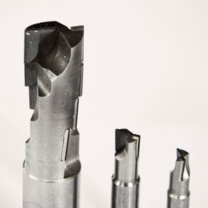 Wirtschaftlich und effizient: Beim Bearbeiten von Faser-Verbundwerkstoffen verkürzen Fräser mit PKD-Schneiden die Bearbeitungszeiten und erreichen längere Standzeiten verglichen mit Hartmetallwerkzeugen (Bild:  Iscar)