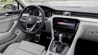 Schon jetzt entscheiden sich viele Autofahrer für ein automatisches Getriebe. Bald könnte es bei VW keine Wahl mehr geben. (VW)