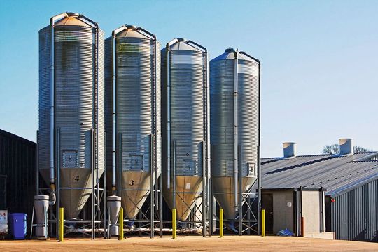 Wird der Füllstand in Silos online kontrolliert, lässt sich die Logistik bedarfsorientiert steuern. Wird der Füllstand in Silos online kontrolliert, lässt sich die Logistik bedarfsorientiert steuern.