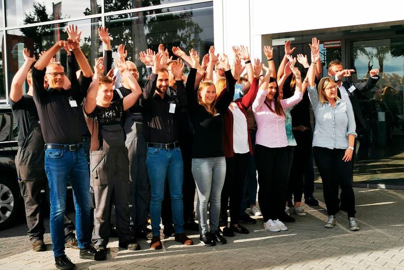 Ob es auch dieses Jahr wieder fürs Treppchen reicht? Das Jubeln übt die Crew jedenfalls schon mal. (Holz / »kfz-betrieb«)