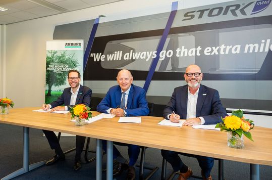 Arburg acquires Stork IMM (from left): The purchase agreement was signed by Steffen Kroner, CFO of Arburg, Philip Stibbe, shareholder of Stork IMM and founder of Stibbe Participaties, and Guido Frohnhaus, CTO of Arburg, on 29 July 2026 in Hengelo, the Netherlands.(Source:  JLF Foto & Filmstudio/ Arburg)