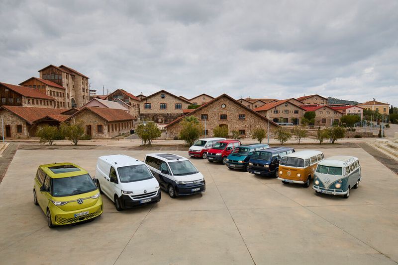 Since 1950, the VW bus has been moving people and goods worldwide. This year, the Hanover-based company celebrates 75 years of Bulli.(Image: VWN)