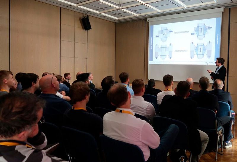 Frank Götz von der Nord-Lock GmbH referierte über die Berechnung vorgespannter Schraubverbindungen. (Bild: D. Quitter - VCG)