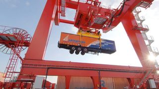 Herzstück des Terminals ist der rote hochmoderne Containervollportalkran  (Bild: KTSK)