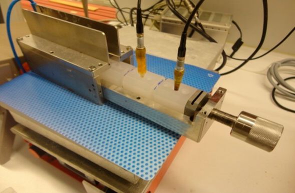 Laboraufbau der elektrochemischen Zelle mit zwei  Elektroden zur  Messung des  Nanoporen-Stroms (Bild: TU Darmstadt)