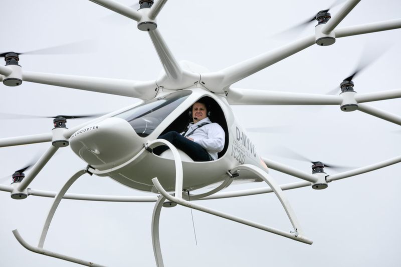 Jede Flugsteuerungseinheit besitzt einen Satz Lagesensoren, bestehend aus Druckmesser, Gyroskop, Beschleunigungsmesser und Magnetfeldmesser für alle drei Raumachsen. Jede Flugsteuerungseinheit ist damit für sich alleine in der Lage, den VC200 zu kontrollieren. (Bild: E-volo/Nikolay Kazakov)