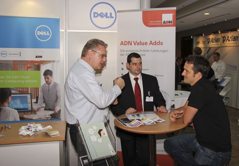 Frank Schiewe, Dell, und Sebastian Hein, ADN, im Gespräch mit einem Besucher. (Vogel IT-Akademie)