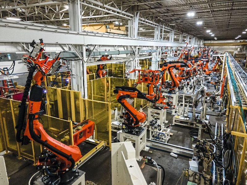 Ob Montage, Recycling oder Logistik: Batteriehersteller sind auf Automatisierungslösun-gen angewiesen, um den steigenden Anforderungen und Stückzahlen gerecht zu werden. (Bild: Kuka)