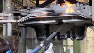 Der neue Trockeneisstrahler Ascojet Combi Blaster 1708 beim reinigen einer heißen Kokille direkt auf der Produktionsmaschine. (Bild: Asco Kohlensäure)