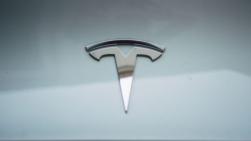 Tesla will den Streit um die Benamung des Assistenzsystems beenden.(Bild:  frei lizenziert /  Pixabay)